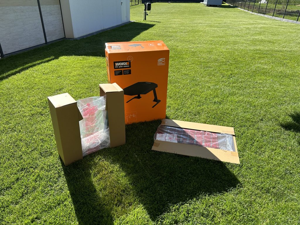 WORX WA0821 Mährobotergarage teilweise ausgepackt