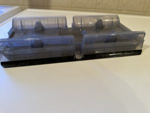 Wassertank des Kärcher FC7 Cordless Extra Hartbodenreinigers auf eine Waschmaschine