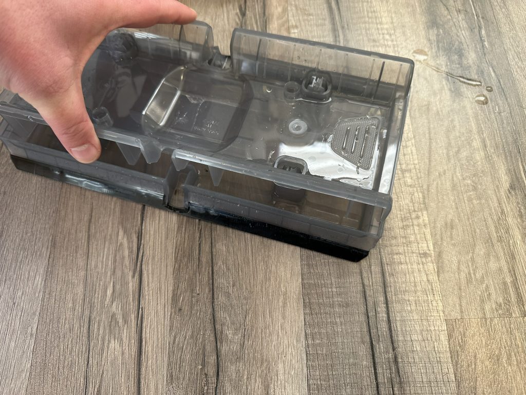 Wassertank des Kärcher FC7 Cordless Extra Hartbodenreinigers mit Wasser