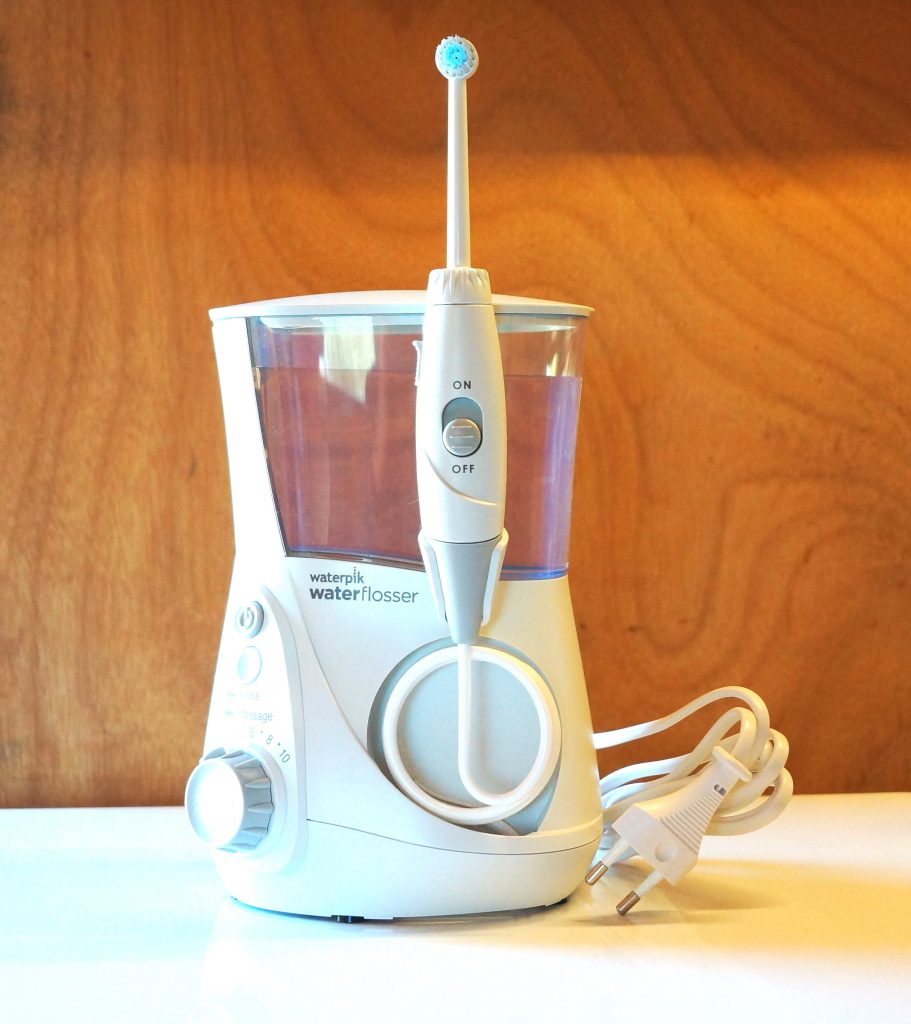 Waterpik WP-660EU Wassertank gefüllt und Düse aufgesteckt