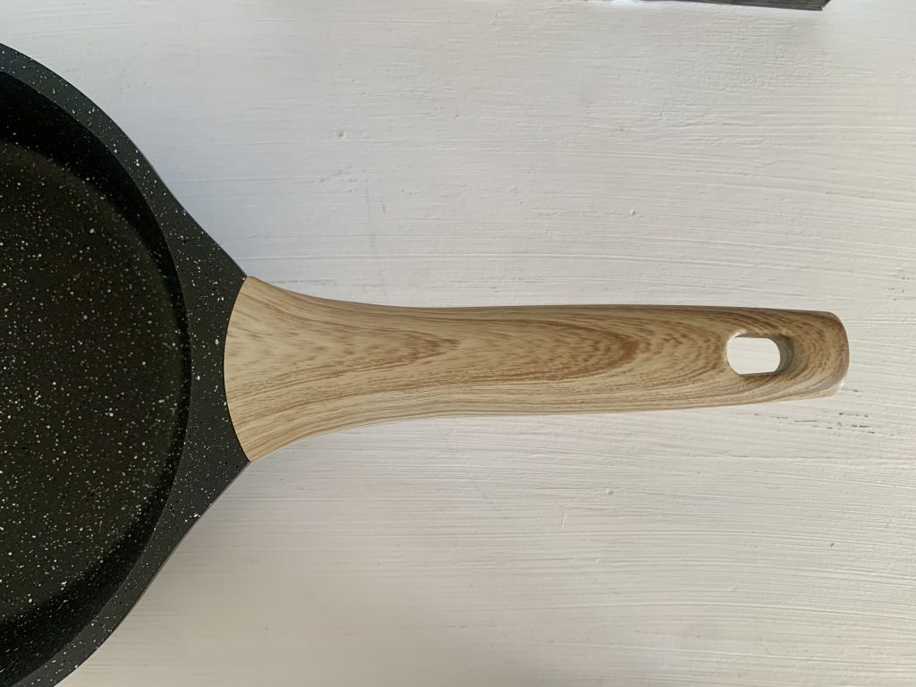 ZUOFENG beschichtete Pfanne Nahaufnahme Griff von oben