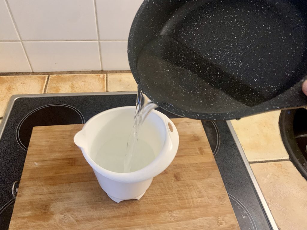 ZUOFENG beschichtete Pfanne beim Ausgießen von Flüssigkeiten