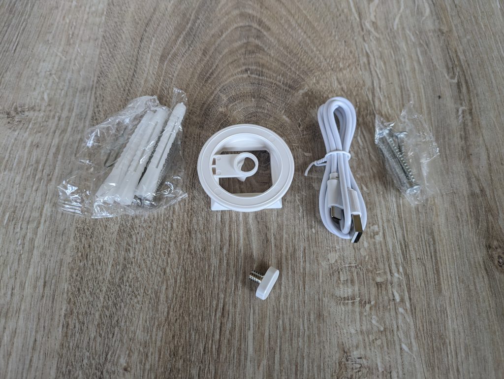 Zubehör der NETVUE Birdfy Wildkamera ausgepackt