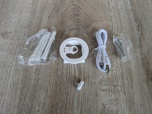 Zubehör der NETVUE Birdfy Wildkamera ausgepackt