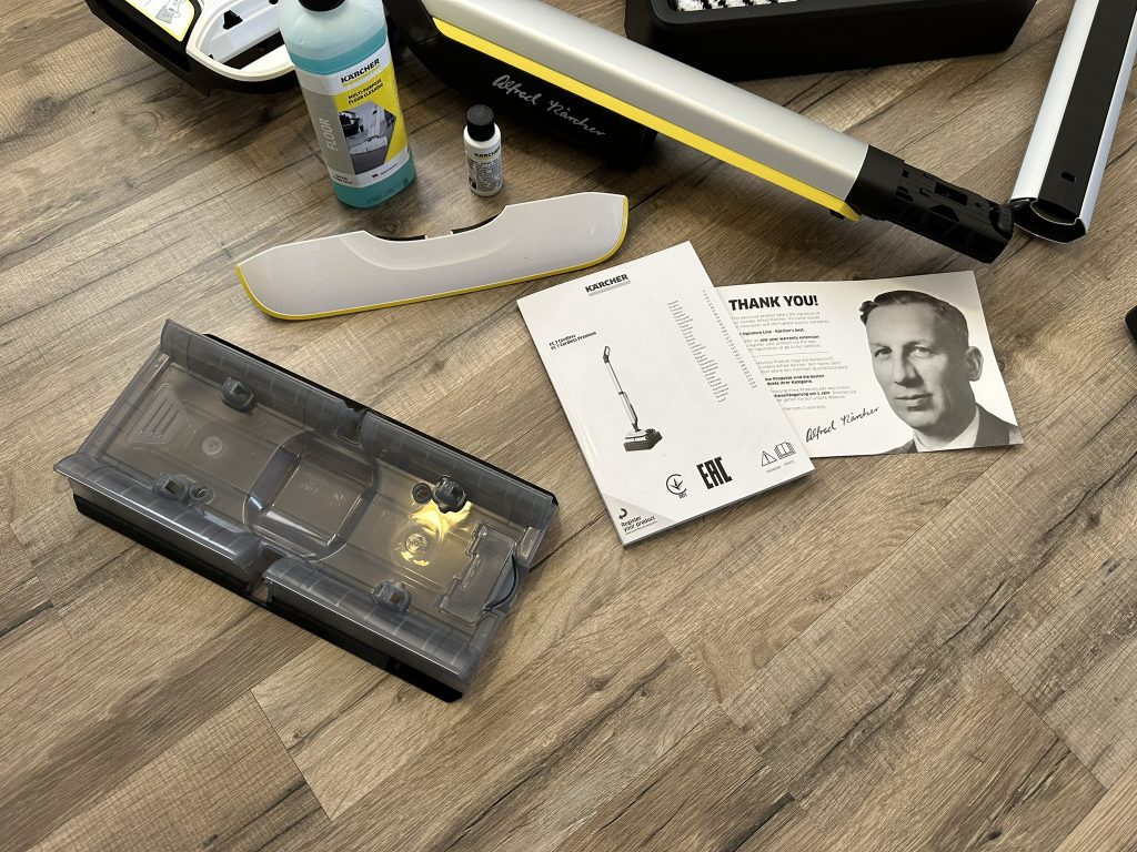 Zubehör des Kärcher FC7 Cordless Extra Hartbodenreinigers in der Nahansicht, drittes Bild