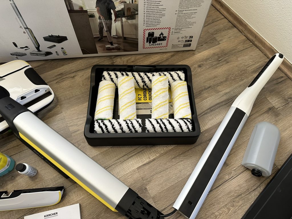 Zubehör des Kärcher FC7 Cordless Extra Hartbodenreinigers in der Nahansicht, zweites Bild