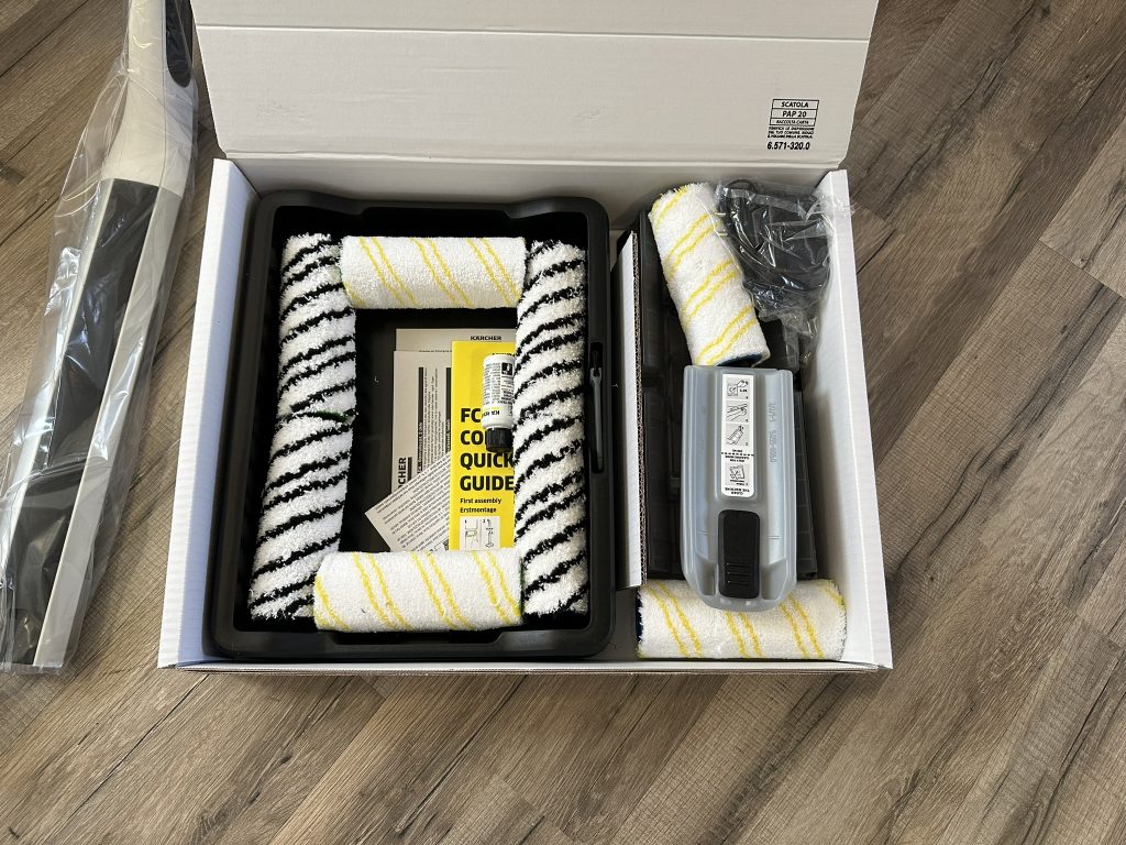 Zubehör des Kärcher FC7 Cordless Extra Hartbodenreinigers in der Verpackung