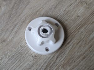 Zweite Wandhalterung des Solarpanels der NETVUE Birdfy Wildkamera von vorne