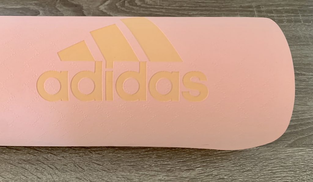 adidas-Yogamatte Nahaufnahme Logo Vorderseite