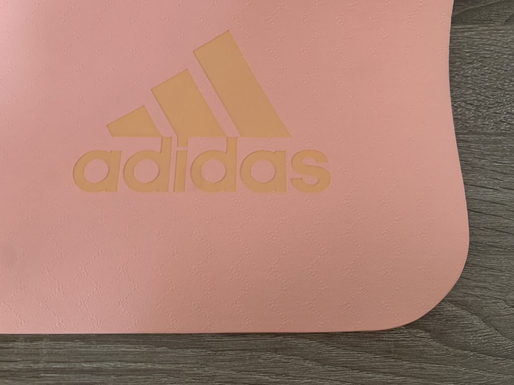 adidas-Yogamatte Nahaufnahme Oberflächenstruktur Oberseite