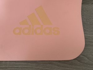 adidas-Yogamatte Nahaufnahme Oberflächenstruktur Oberseite