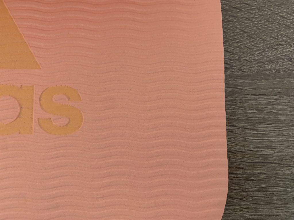 adidas-Yogamatte Nahaufnahme Oberflächenstruktur Unterseite