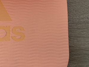 adidas-Yogamatte Nahaufnahme Oberflächenstruktur Unterseite