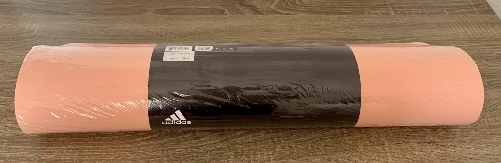 adidas-Yogamatte in der Verpackung