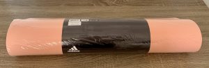 adidas-Yogamatte in der Verpackung