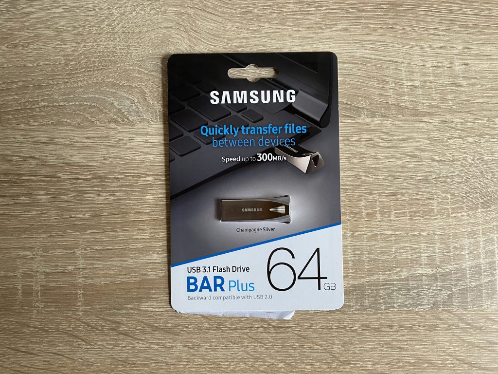 Samsung BAR Plus USB-Stick Verpackung Vorderseite