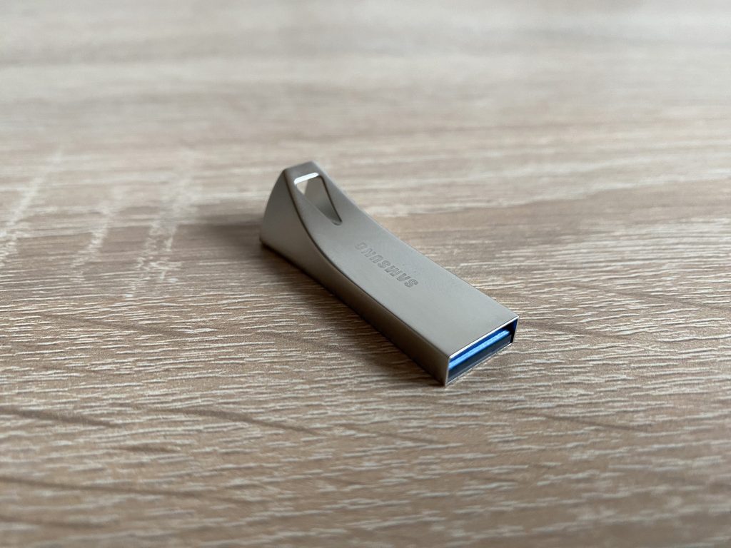 Samsung BAR Plus USB-Stick Vorderansicht mit Stecker