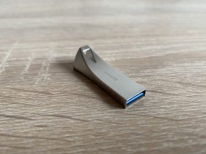 Samsung BAR Plus USB-Stick Vorderansicht mit Stecker