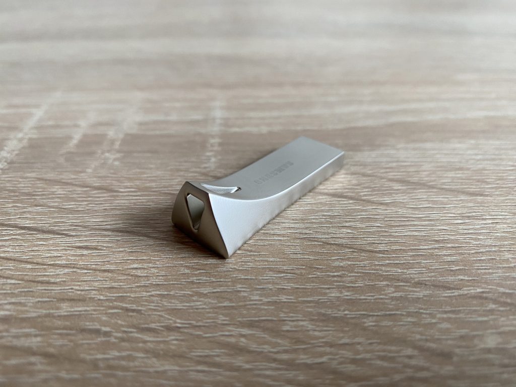 Samsung BAR Plus USB-Stick Rückansicht mit Öse