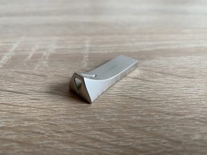 Samsung BAR Plus USB-Stick Rückansicht mit Öse