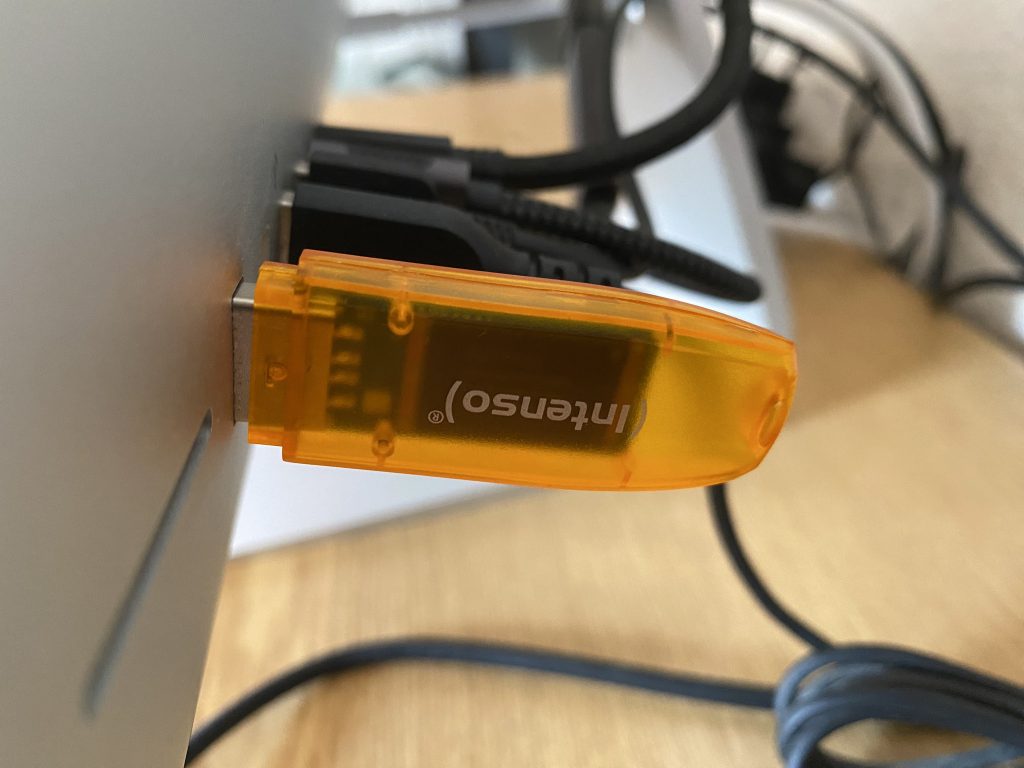 Intenso Rainbow Line USB-Stick am Computer angeschlossen