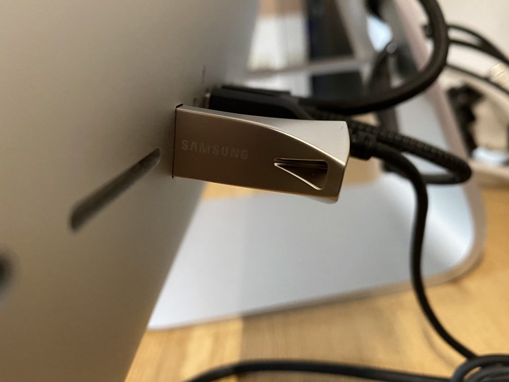 Samsung BAR Plus USB-Stick am Computer angeschlossen