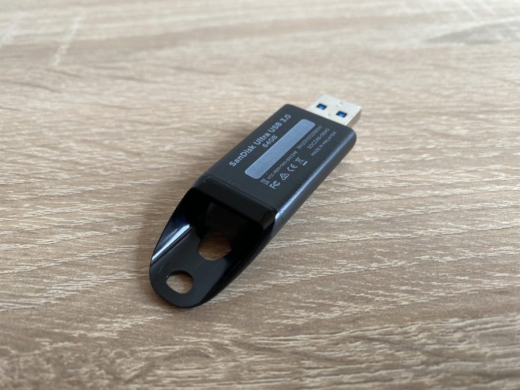 SanDisk Ultra USB-Stick Unterseite mit ausgefahrenem Stecker