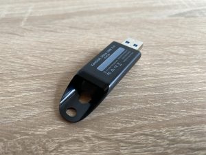 SanDisk Ultra USB-Stick Unterseite mit ausgefahrenem Stecker