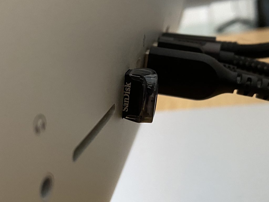 SanDisk Ultra Fit USB-Stick am Computer angeschlossen