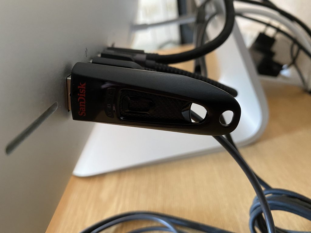 SanDisk Ultra USB-Stick am Computer angeschlossen