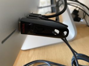 SanDisk Ultra USB-Stick am Computer angeschlossen