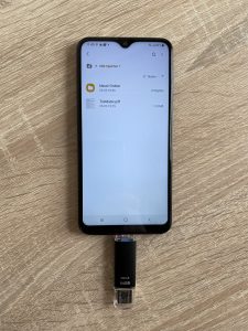 Hama Laeta Twin USB-Stick am Smartphone angeschlossen