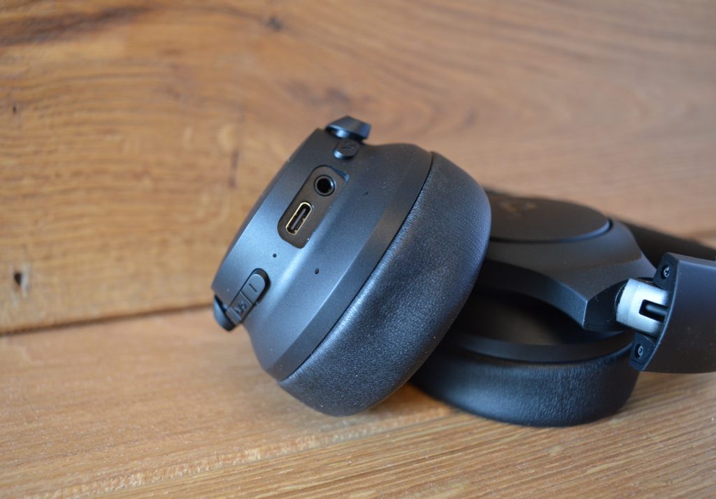 Anker Soundcore Q20i Over_Ear-Kopfhörer Audioeingang und USB-C Detailansicht