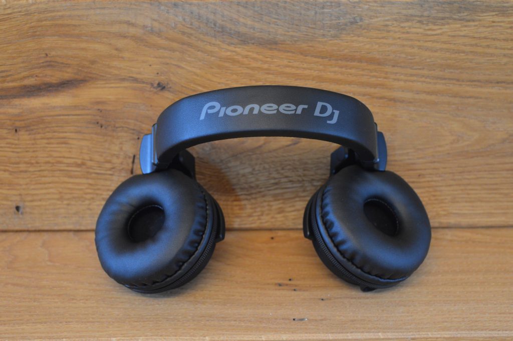 Pioneer DJ HDJ-CUE1 Over-Ear-Kopfhörer Hörmuscheln nach Außen geklappt Ansicht Polster