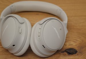 Bose QuietComfort Over-Ear-Kopfhörer Bedienelemente Detailansicht