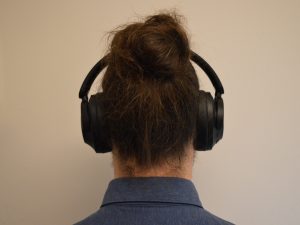 1More SonoFlow SE HQ30 Over-Ear-Kopfhörer aufgesetzt Rückansicht