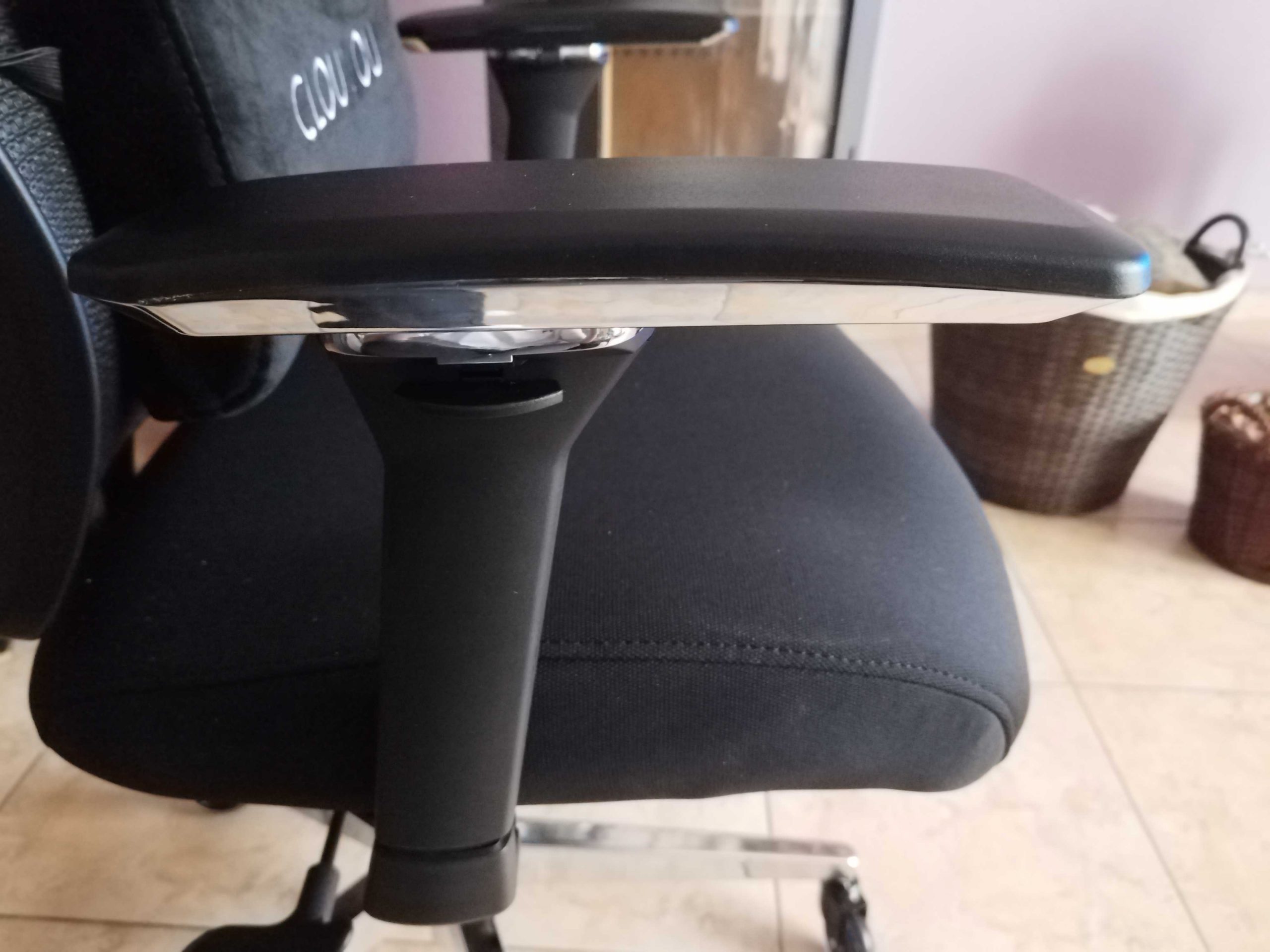 4D-Armlehne des CLOUVOU B12 001 CleverSeat Bürostuhls von der Seite
