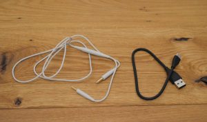 Bose QuietComfort Over-Ear-Kopfhörer Verpackungsinhalt Kabel geöffnet