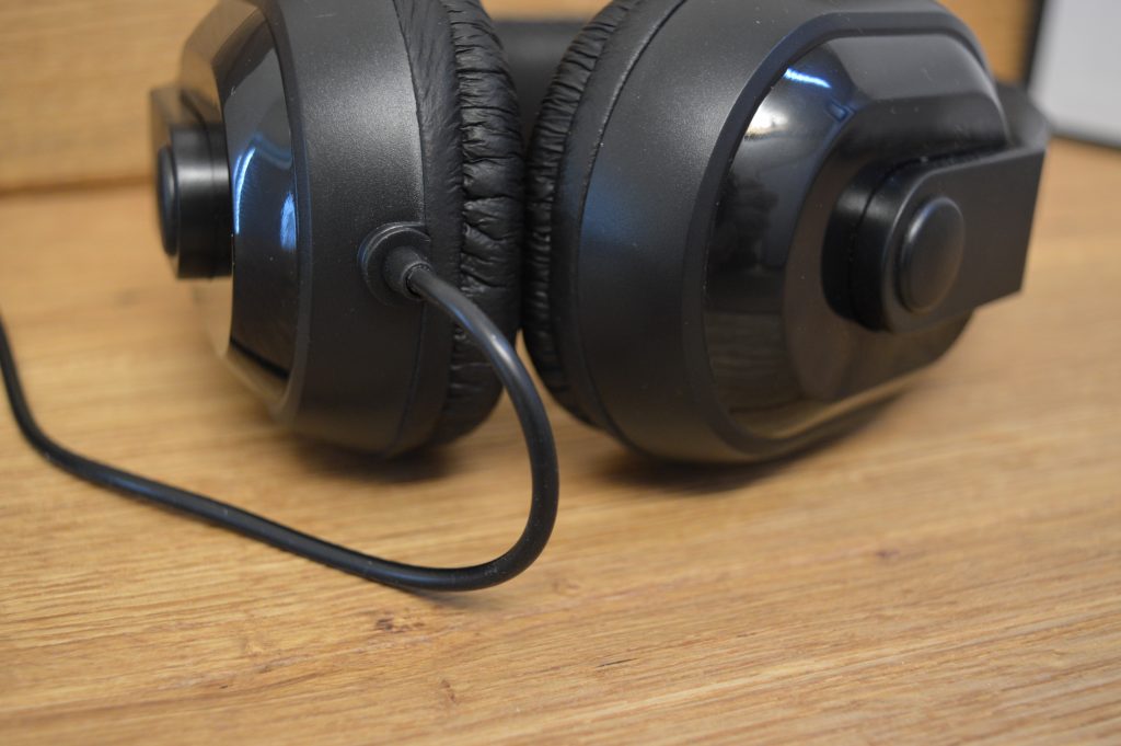 Hama Thomson TV Over-Ear-Kopfhörer Kabelanschluss Detailansicht