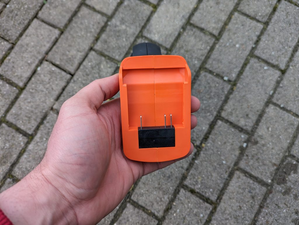 Akku-Anschluss des Yard Force LW C02 AquaJet Akku-Hochdruckreinigers
