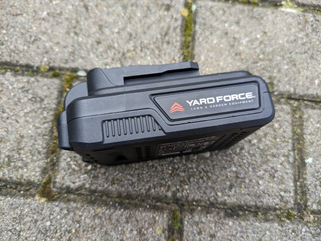 Akku des Yard Force LW C02 AquaJet Akku-Hochdruckreiniger von der Seite