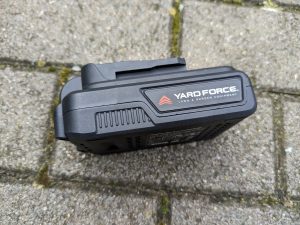Akku des Yard Force LW C02 AquaJet Akku-Hochdruckreiniger von der Seite