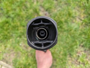 Anschluss des Dreckfräse des Kärcher K2 Akku-Hochdruckreinigers im Einsatz