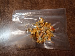 Bonsenkitchen VS2000 Vakuumierer, Teeblüten vakuumiert