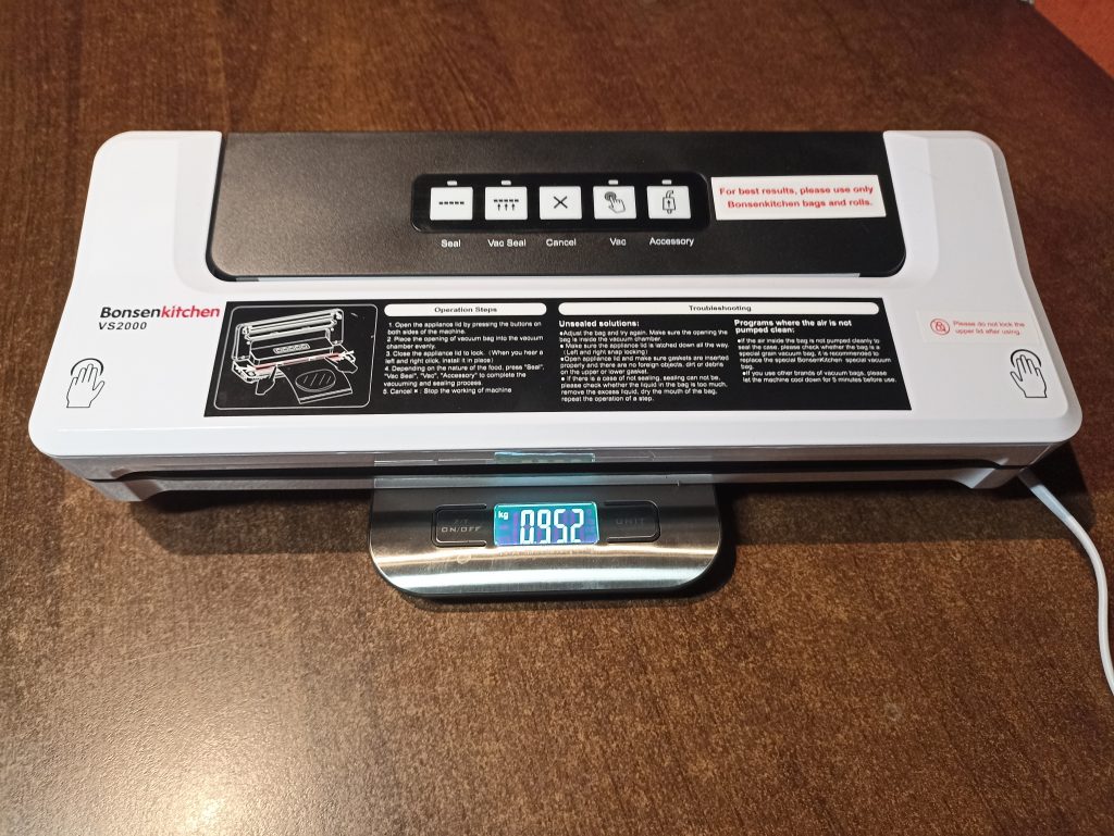 Bonsenkitchen VS2000 Vakuumierer, Wiegen auf der Waage