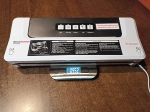 Bonsenkitchen VS2000 Vakuumierer, Wiegen auf der Waage