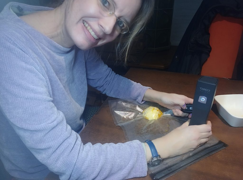 Caso Vacu OneTouch Vakuumierer, Vakuumieren einer Orange im Zip-Beutel 2