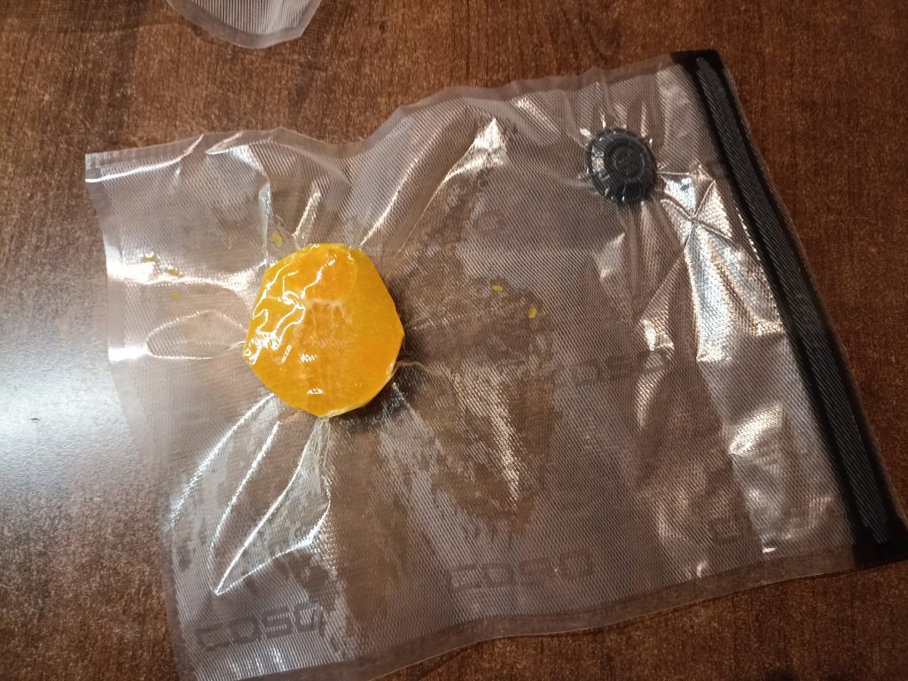 Caso Vacu OneTouch Vakuumierer, vakuumierte Orange im Zip-Beutel
