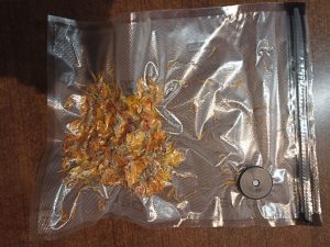 Caso Vacu OneTouch Vakuumierer, vakuumierte Teeblüten im Zip-Beutel