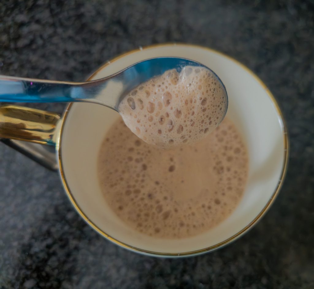 DREAMOON-Milchaufschäumer Kakako-Milchschaum auf dem Löffel